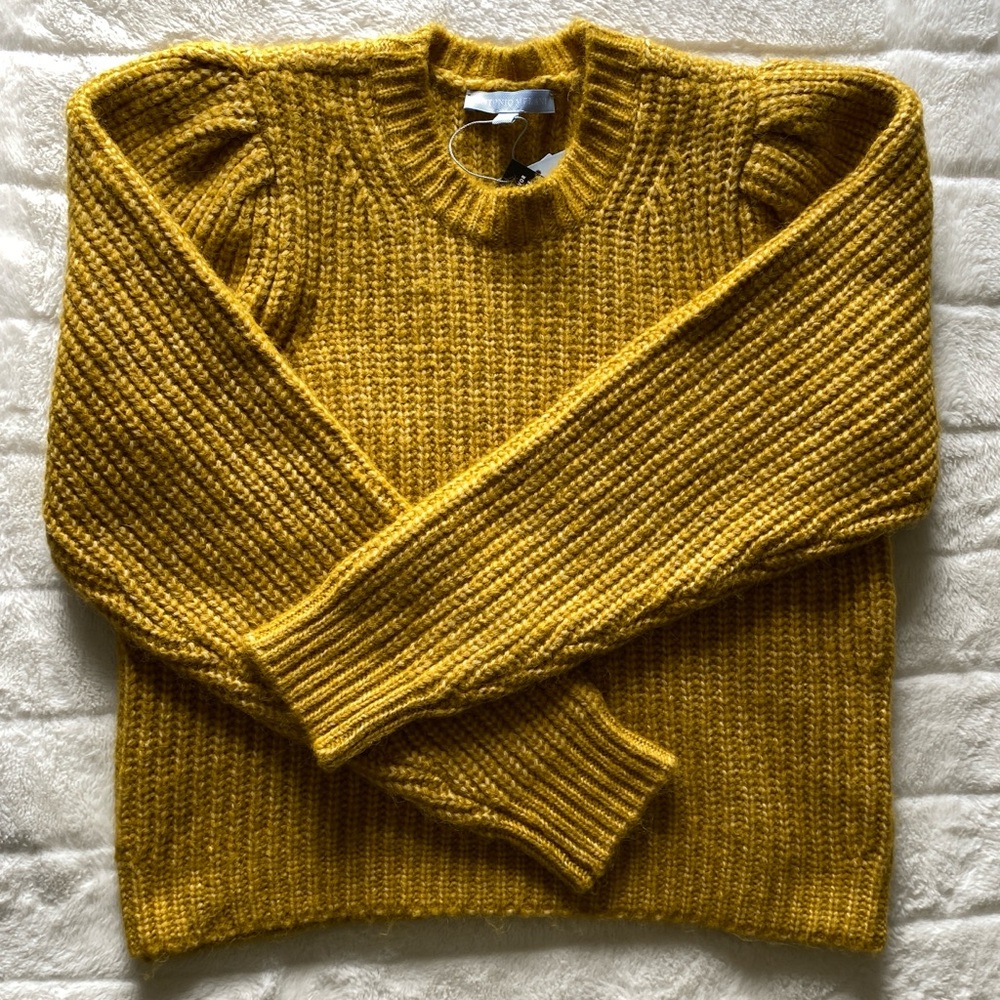 NWT Antonio Melani sweater, gold, M
